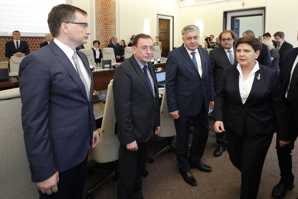 La primera ministra polaca, Beata Szydlo (d), el ministro de Justicia, Zbigniew Ziobro (i), el responsable de los servicios de inteligencia, Mariusz Kaminski (2-i), y el ministro de Agricultura, Krzysztof Jurgiel (2-d), antes de una reunión del gabinete en Varsovia.
