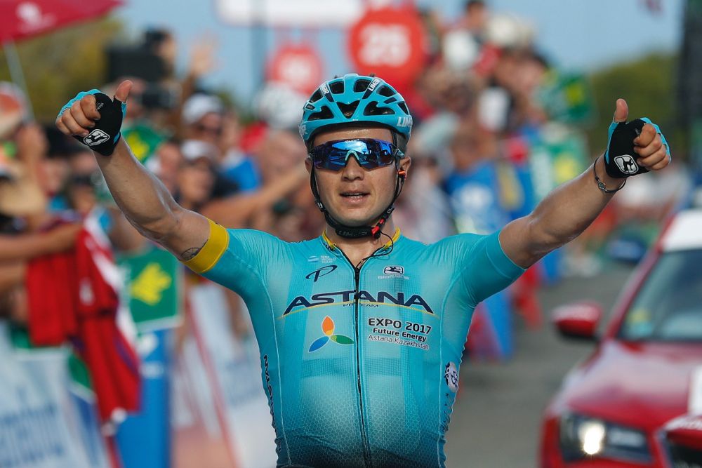 El ganador de la quinta etapa de la Vuelta Ciclista a España, el Kazajo Alexey Lutsenko, del equipo Astana Pro Team, tras cruzar la meta