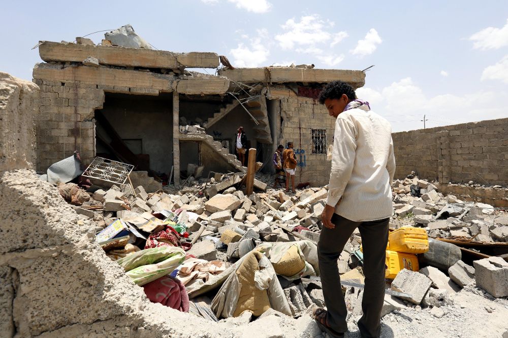 Un hombre inspecciona un edificio de dos plantas destruido tras un ataque aéreo en Saná (Yemen) hoy, 23 de agosto.