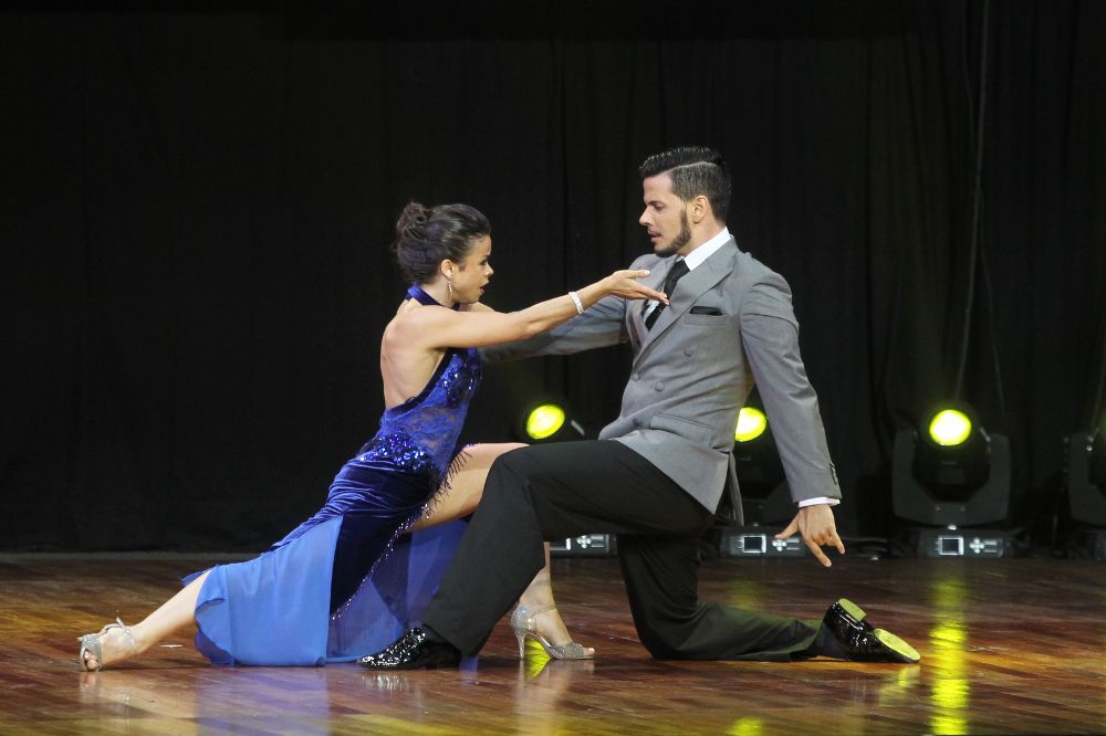 Una pareja de bailarines compite en la final de la categoría tango de escenario durante el Mundial de Tango celebrado en Buenos Aires (Argentina). 