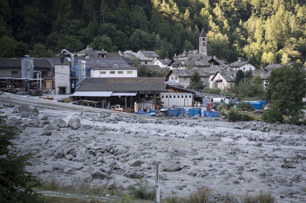 Vista de un desprendimiento de tierras en la localidad de Bondo, en Graubuenden, sur de Suiza.