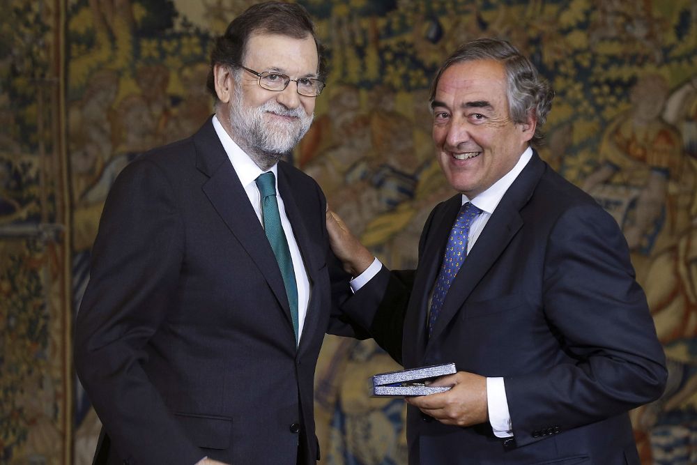El presidente del Gobierno, Mariano Rajoy, entrega al presidente de la CEOE, Juan Rosell, la Medalla de Oro al Mérito en el Trabajo.
