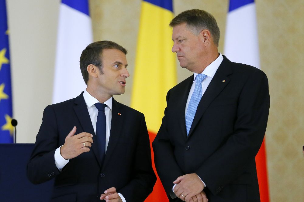 El presidente francés, Emmanuel Macron (i), conversa con su homólogo rumano, Klaus Iohannis, tras una ceremonia de bienvenida en su honor en el palacio Cotroceni en Bucarest.