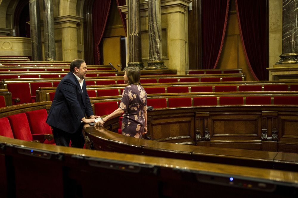 El vicepresidente de la Generalitat Oriol Junqueras, departe con la presidenta del parlament, Carme Forcadell.
