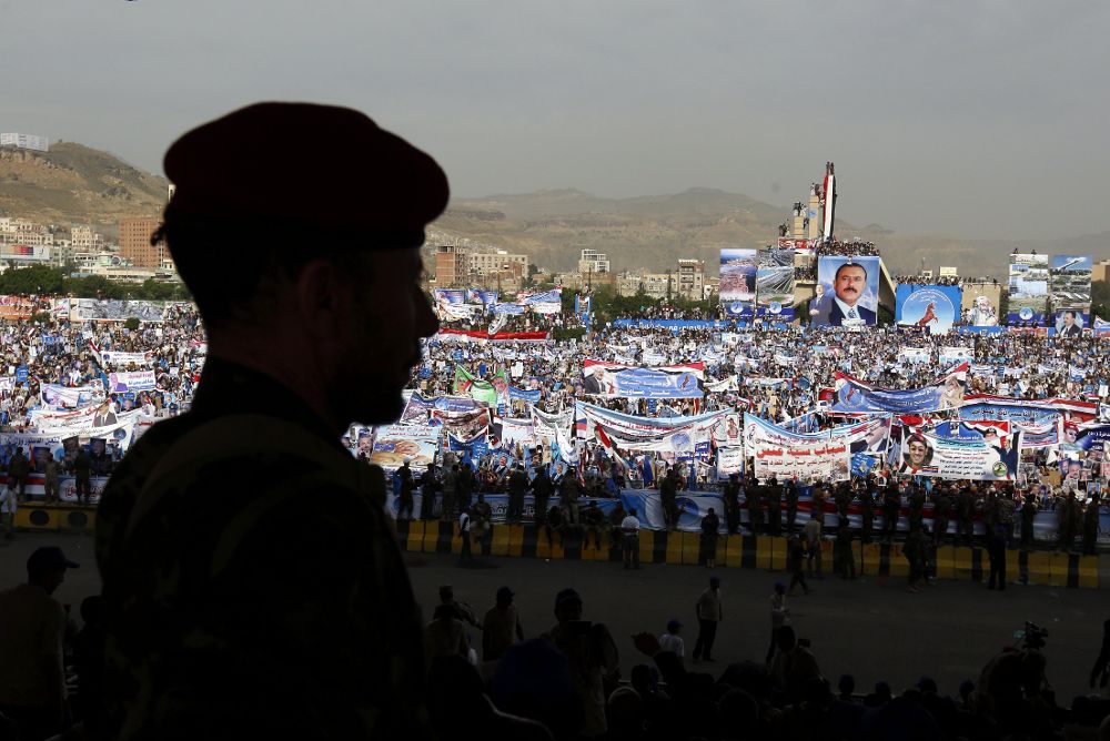 Un soldado hace guardia mientras miles de simpatizantes del expresidente yemení Ali Abdullah Saleh participan en un acto de celebración del 35 aniversario de la formación del partido Congreso General del Pueblo (GPC) en Saná (Yemen), el 24 de agosto de 2017. 
