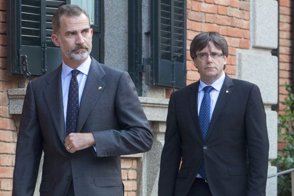 El rey Felipe VI, junto al presidente de la Generalitat, Carles Puigdemont (d).