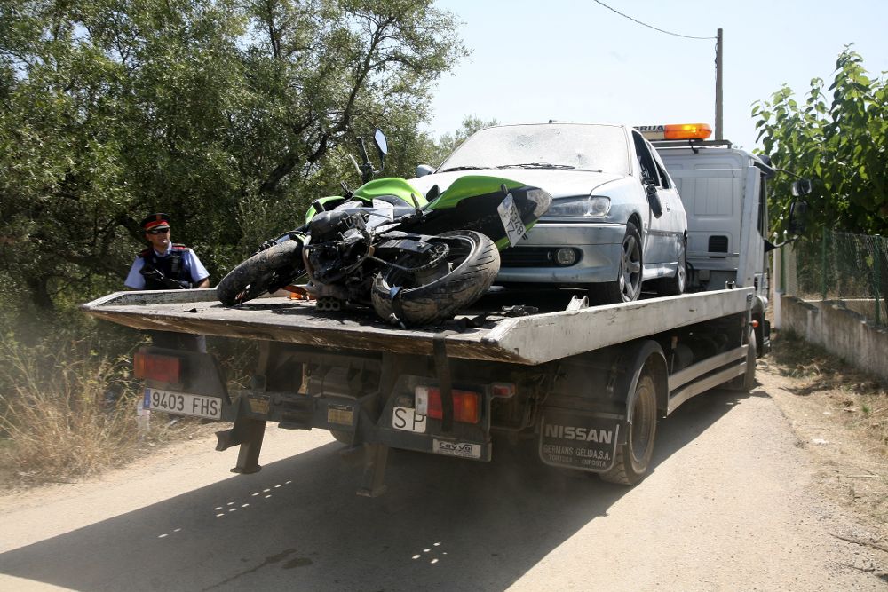 Efectivos de los Mossos d¿Esquadra retiran una moto y un vehículo confiscado en los alrededores de la casa de Alcanar.