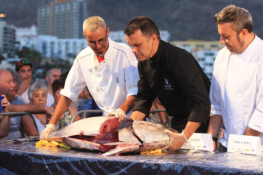 El chef Juan Carlos Clemente (centro) despiezando un atún en una edición anterior de la feria.