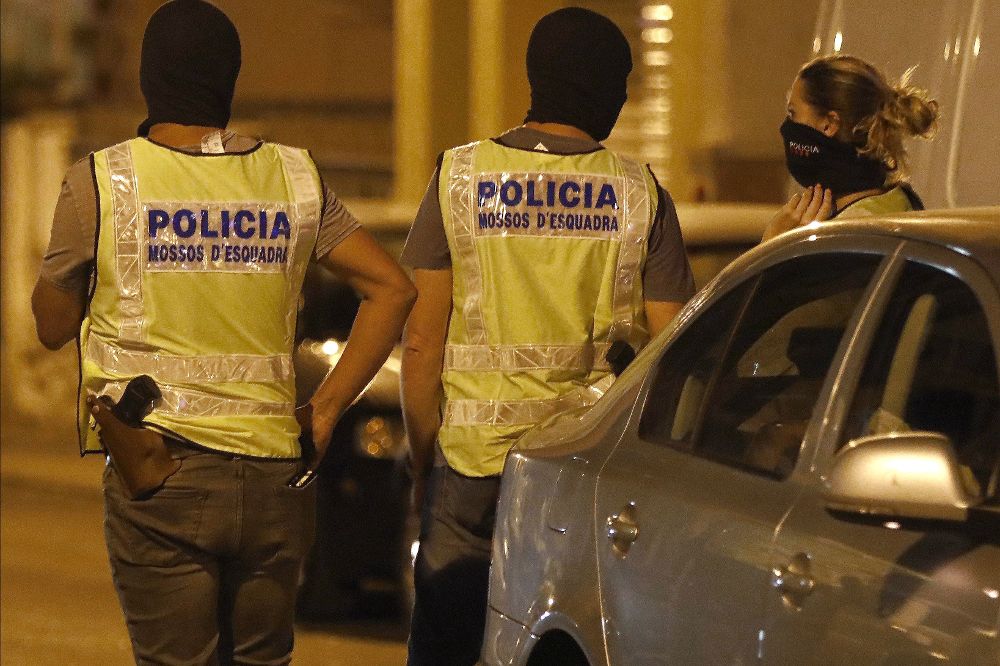 Agentes del GEI (Grupo Especial de Intervención) de los Mossos d'Esquadra, durante el registro a una vivienda de Vilafranca del Penedés (Barcelona) relacionado con la investigación de los atentados yihadistas perpetrados la semana pasada.