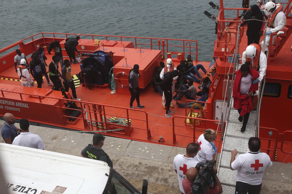 Llegada al puerto de Tarifa (Cádiz) de los 20 inmigrantes que han sido rescatados hoy por Salvamento Marítimo cuando viajaban en aguas del Estrecho.