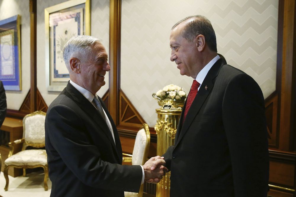 El presidente turco, Recep Tayyip Erdogan (d), con el secretario de Defensa estadounidense, James Matthis, en Ankara, el pasado miércoles.