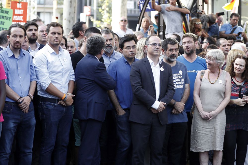 Albert Rivera (2º iz), junto a Pablo Iglesias y otros políticos durante la manifestación.