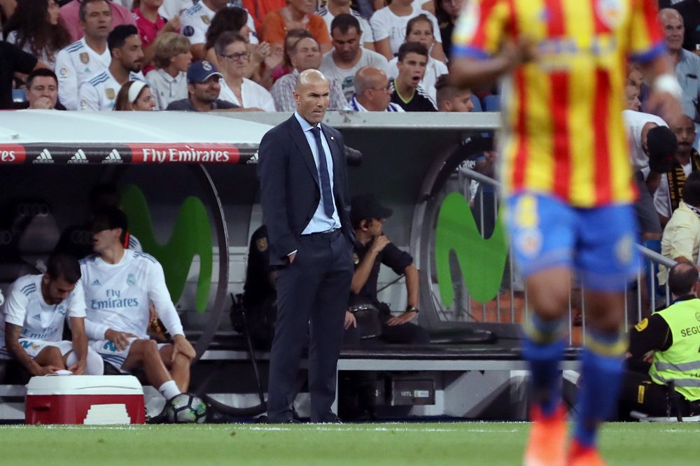 El entrenador del Real Madrid Zinedine Zidane (c) durante el partido de la segunda jornada de Liga en Primera División que Real Madrid y Valencia CF juegan esta noche en el estadio Santiago Bernabéu, en Madrid.