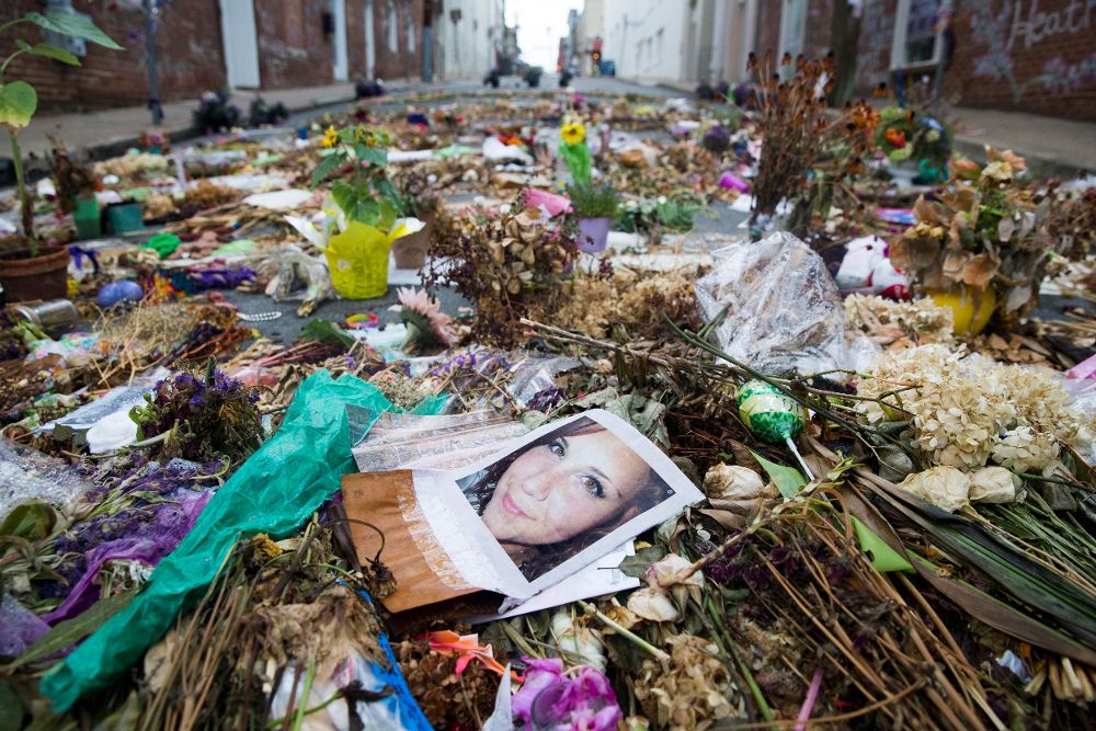 Flores, velas y mensajes en memoria de Heather Heyer (en la imagen).