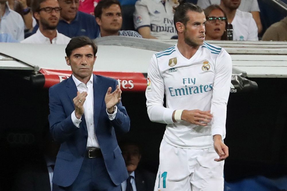 El delantero galés del Real Madrid Gareth Bale (d) y el entrenador del Valencia CF Marcelino García Toral.