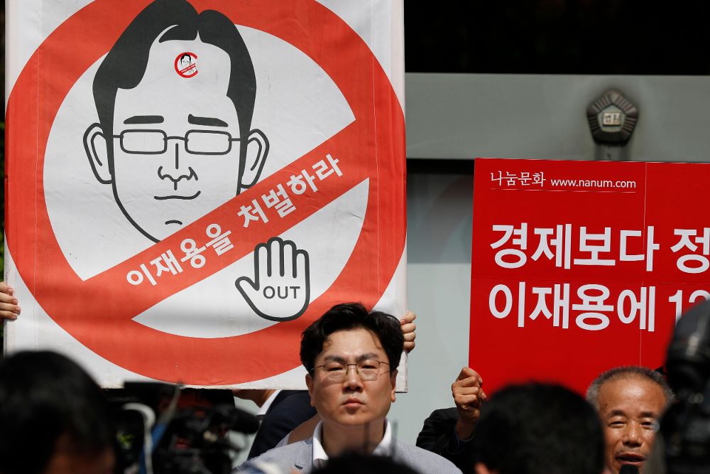 Un grupo de manifestantes corean consignas contra el heredero de Samsung, Lee Jae-Yong.