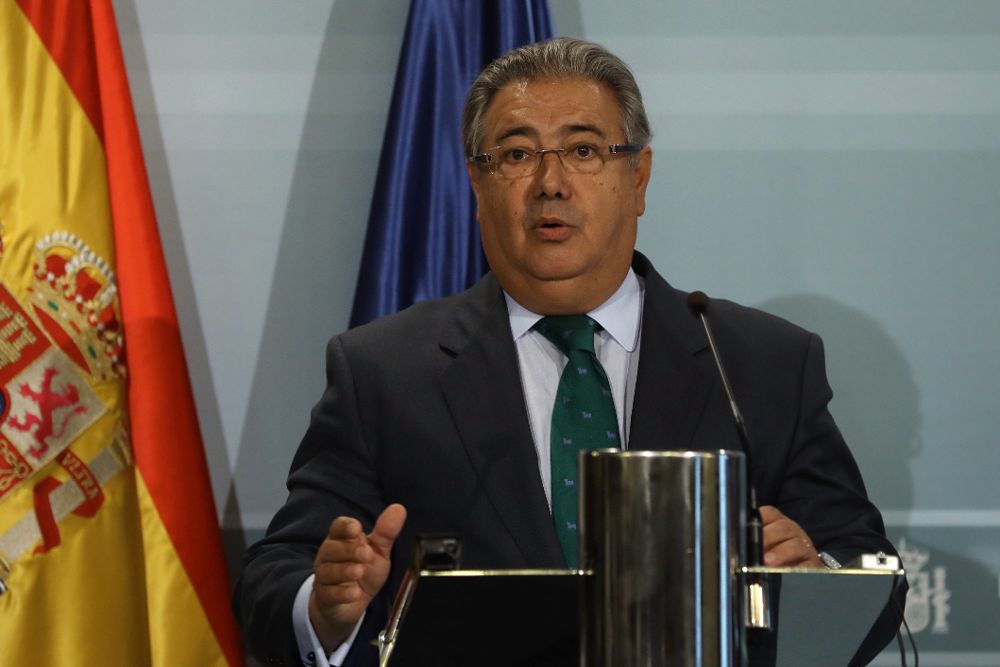 El ministro del Interior, Juan Ignacio Zoido, durante la rueda de prensa ofrecida junto al presidente de la Federación Española de Municipios y Provincias.