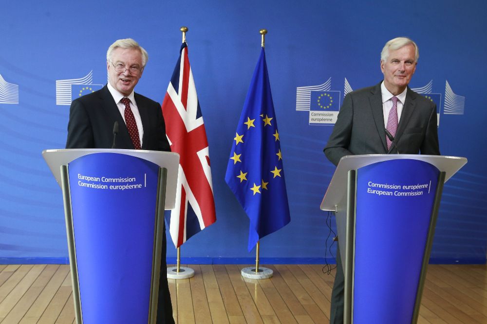 Fotografía fechada el 28 de julio que muestra al negociador comunitario, Michel Barnie (d) y al ministro para la salida británica de la Unión Europea, David Davies.
