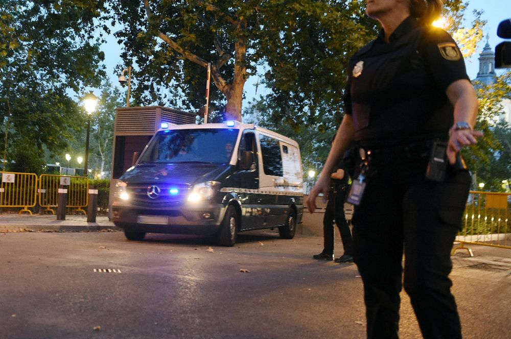 Dos de los detenidos por los atentados de Barcelona y Cambrils salen de la Audiencia Nacional en furgones de la Guardia Civil.
