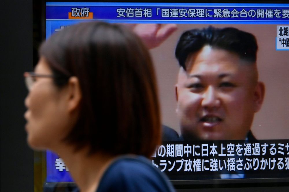 Un peatón pasea frente a una pantalla de televisión que muestra al líder norcoreano Kim Jong-un tras el lanzamiento de un misil por parte de Corea del Norte el martes 29 de agosto de 2017,