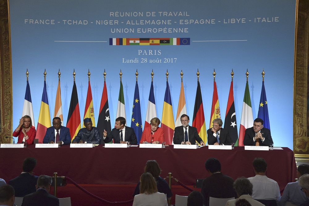 El presidente del Gobierno, Mariano Rajoy (3d); la canciller alemana Angela Merkel (c); el primer ministro italiano, Paolo Gentiloni (2d), y el presidente de Francia, Emmanuel Macron (4i), la Alta representante de la UE, Federica Mogherini (i); el presidente de Níger, Mahamadou Issoufu (2i); el presidente de Chad, Idriss Déby (3i), y el presidente del Consejo presidencial de Libia, Fayez al-Sarraj (d), durante la rueda de prensa ofrecida tras la reunión mantenida en París cuyo asunto principal ha sido la crisis migratoria.