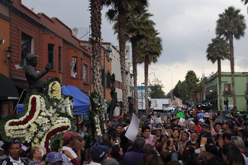 Personas asisten a un homenaje al cantante Juan Gabriel por el primer aniversario de su muerte el lunes 28 de agosto de 2017, en la plaza Garibaldi de Ciudad de México.