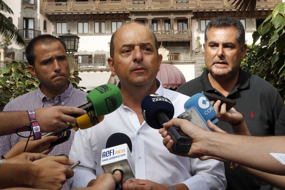 El portavoz del Grupo Municipal Popular en el Ayuntamiento de Las Palmas de Gran Canaria, Juan José Cardona (c), y los concejales Ángel Sabroso (i) e Ignacio Guerra.