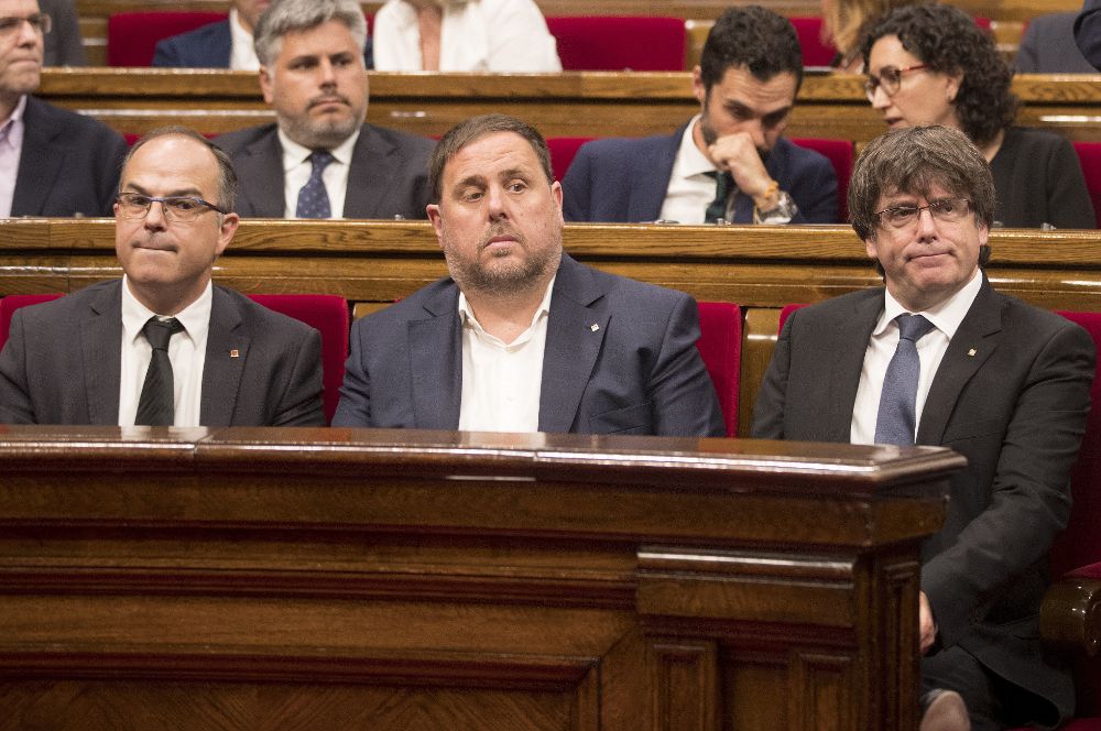 El presidente de la Generalitat, Carles Puigdemont (d), su vicepresidente, Oriol Junqueras (c), y el conseller de Presidencia, Jordi Turull (i), durante un pleno.