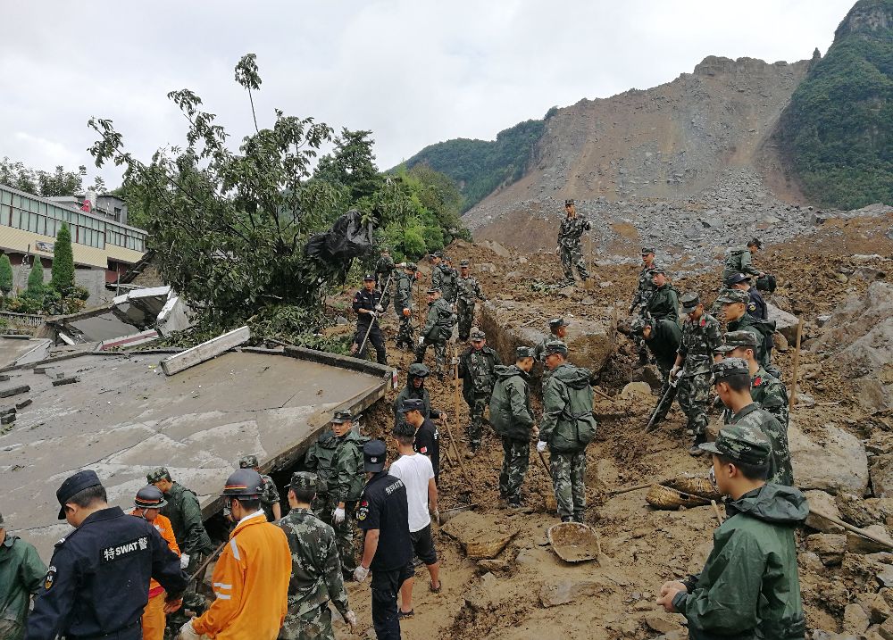 Miembros de los servicios de rescate operan en el lugar en el que se produjo un deslizamiento de tierra en Guizhou, al suroeste de China, hoy, 28 de agosto de 2017. Al menos dos personas murieron y otras 25 están desaparecidas después de un deslizamiento de tierra ocurrido hoy en la ciudad china de Bijie (Guizhou, suroeste de China), informó la agencia oficial de noticias Xinhua. El derrumbe ocurrió alrededor de las 10.40 hora local (2.40 GMT) en el municipio de Zhangjiawan y afectó a 34 casas.