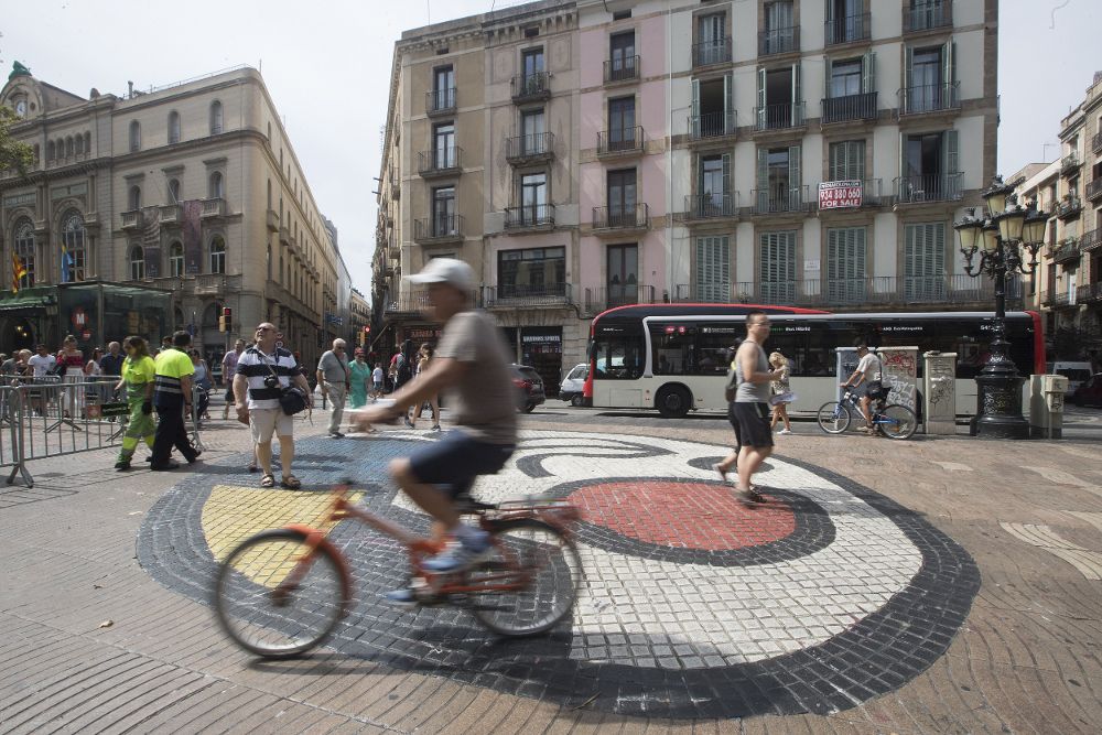 Vista de parte del mosaico de Joan Miró en la Rambla de Barcelona.