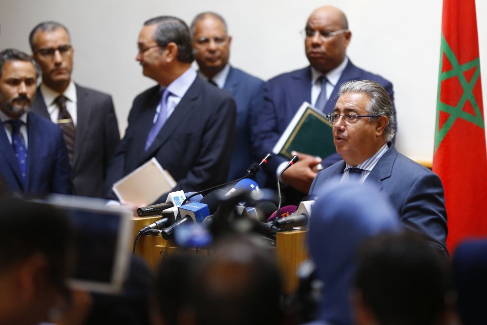 El ministro del Interior, Juan Ignacio Zoido (d), durante la rueda de prensa ofrecida tras la reunión que ha mantenido hoy en Rabat con su homólogo marroquí, Abdelaufi Laftit.