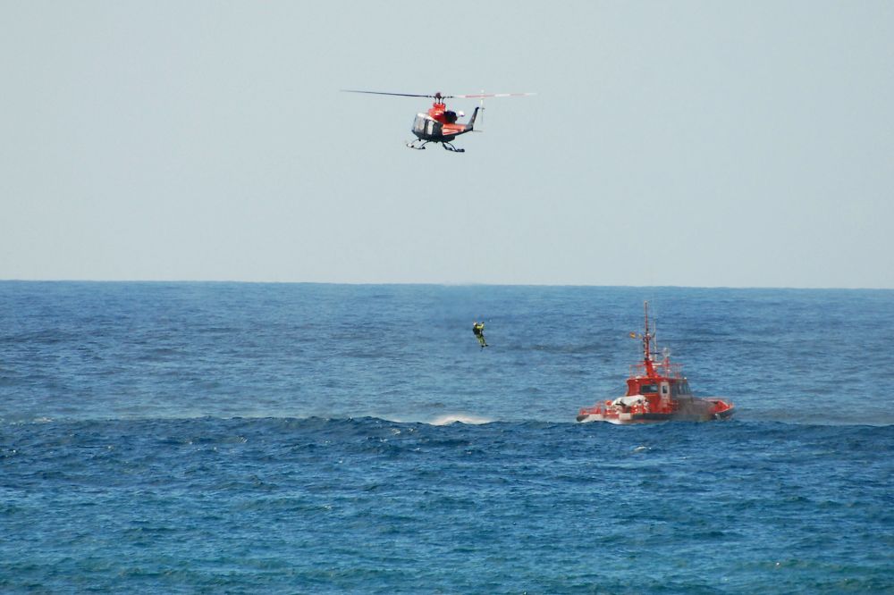 Embarcación de Salvamento Marítimo en un rescate con helicóptero.
