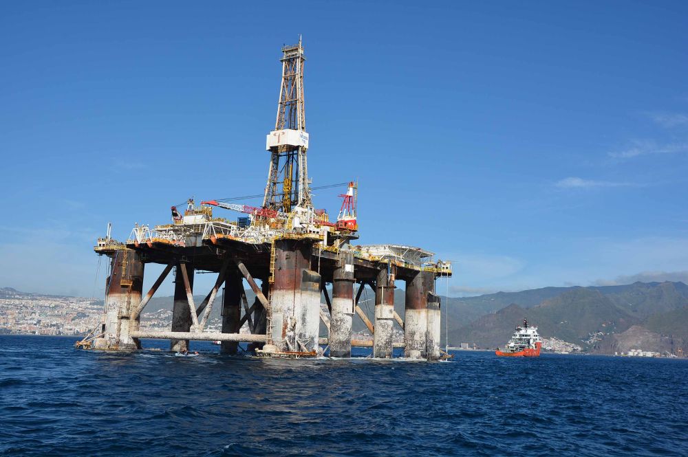 Una plataforma petrolífera fondeada frente a las costas de Santa Cruz de Tenerife.
