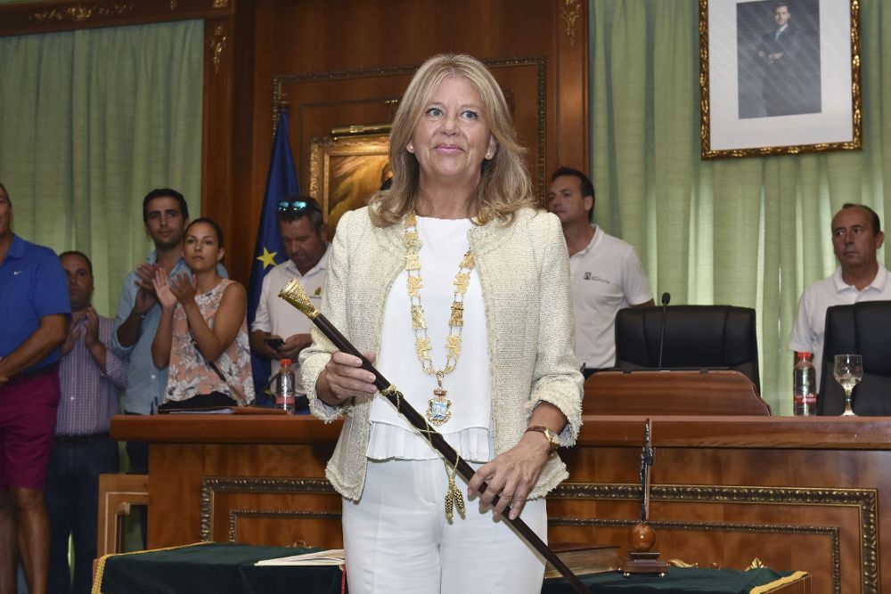 La nueva alcaldesa de Marbella (Málaga), Ángeles Muñoz (PP), con el bastón de mando de la ciudad, tras jurar su cargo.