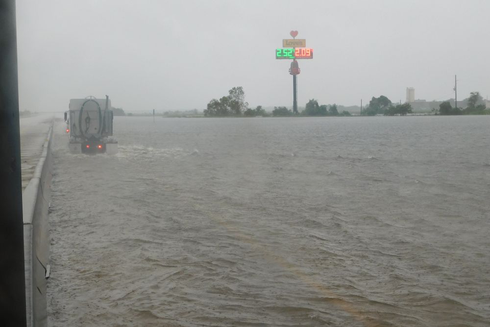 Imagen de ayer de una de las arterias principales de Houston, Texas (EE.UU.), con casi cuarenta centímetros de acumulación de agua en varios tramos de la autopista I-10.