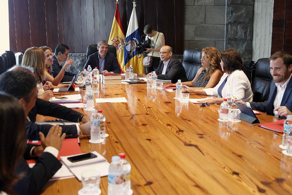 El presidente del Gobierno de Canarias, Fernando Clavijo (c), presidió hoy la reunión del Consejo de Gobierno.