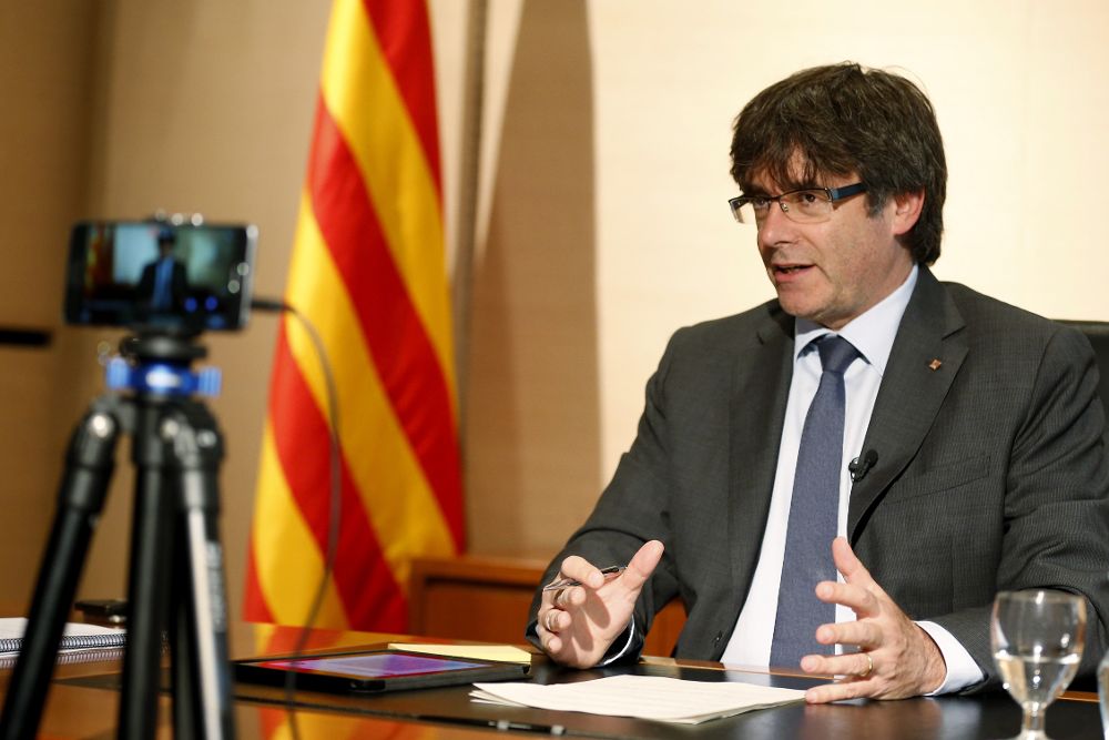 El presidente de la Generalitat Carles Puigdemont responde a través de Facebook Life las preguntas que los ciudadanos le han hecho llegar mediante el chat de la aplicación.
