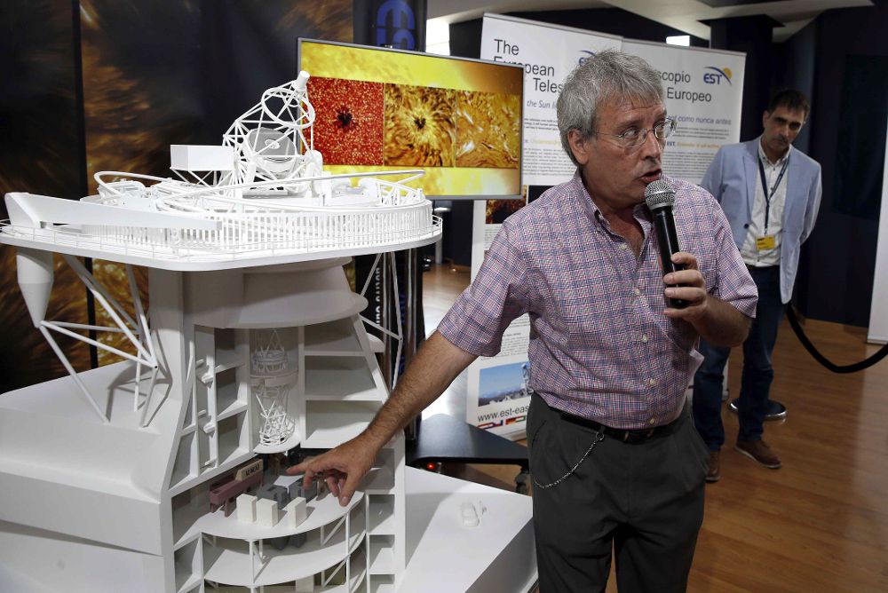 El Museo Elder de la Ciencia y la Tecnología de Las Palmas de Gran Canaria, presentó hoy la maqueta del Telescopio Solar Europeo en un acto al que asistió su coordinador, Manuel Collados.
