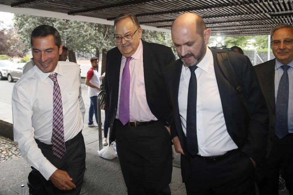 El presidente de la Federación Andaluza, Eduardo Herrera (2i), junto al presidente de la Federación Gallega, Rafael Louzán (2d), a su llegada a la sede del Consejo Superior de Deportes.