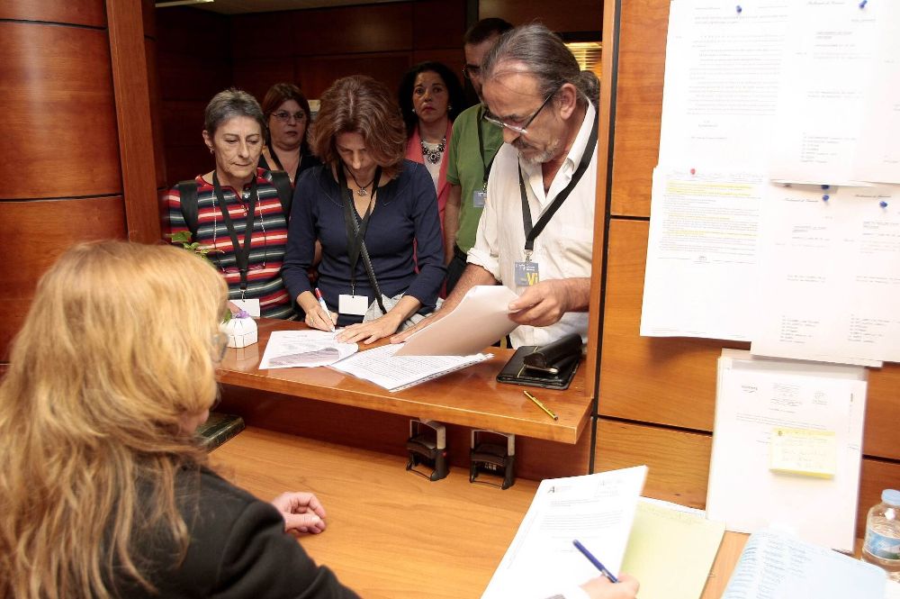 Entrega de firmas en el Parlamento de Canarias, en diciembre de 2015.