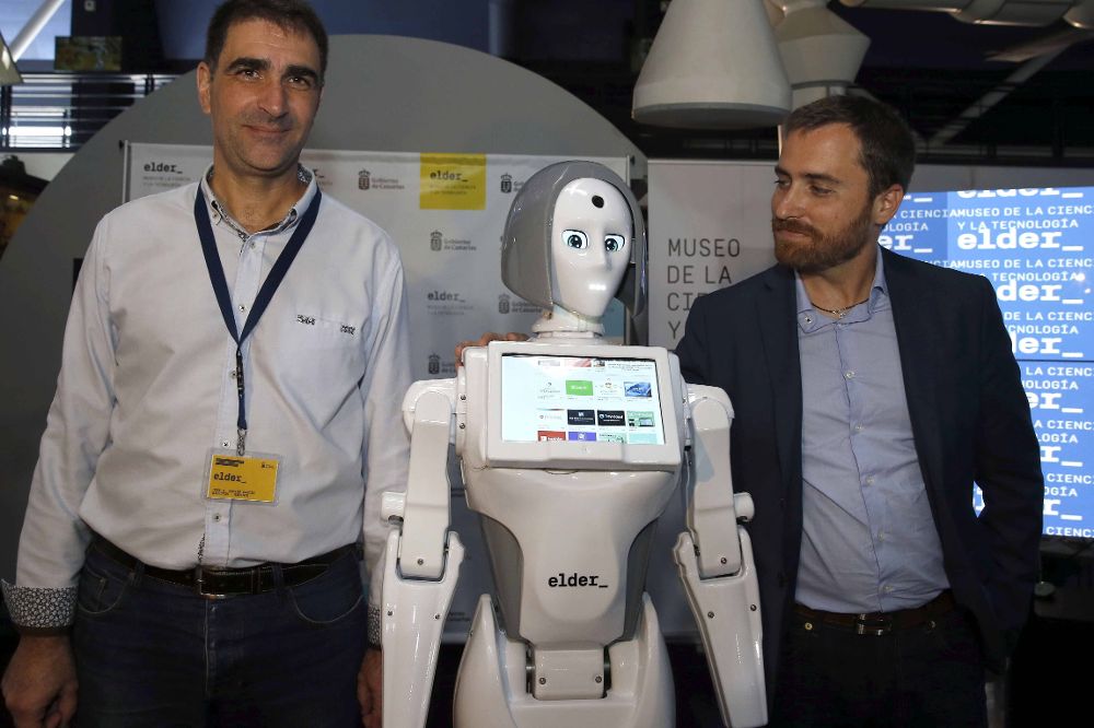 El Robot ADA, el primer humanoide español con aspecto femenino, ojos azules y 1'60 metros de altura, posa hoy junto al consejero de Turismo, Cultura y Deportes del Gobierno de Canarias, Isaac Castellano (d), y al director del Museo Elder de la Ciencia, José Gilberto Moreno.