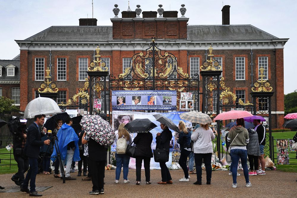 Tributos en homenaje a la princesa Diana de Gales, son colocados a las puertas del Palacio de Kensington, en Londres.