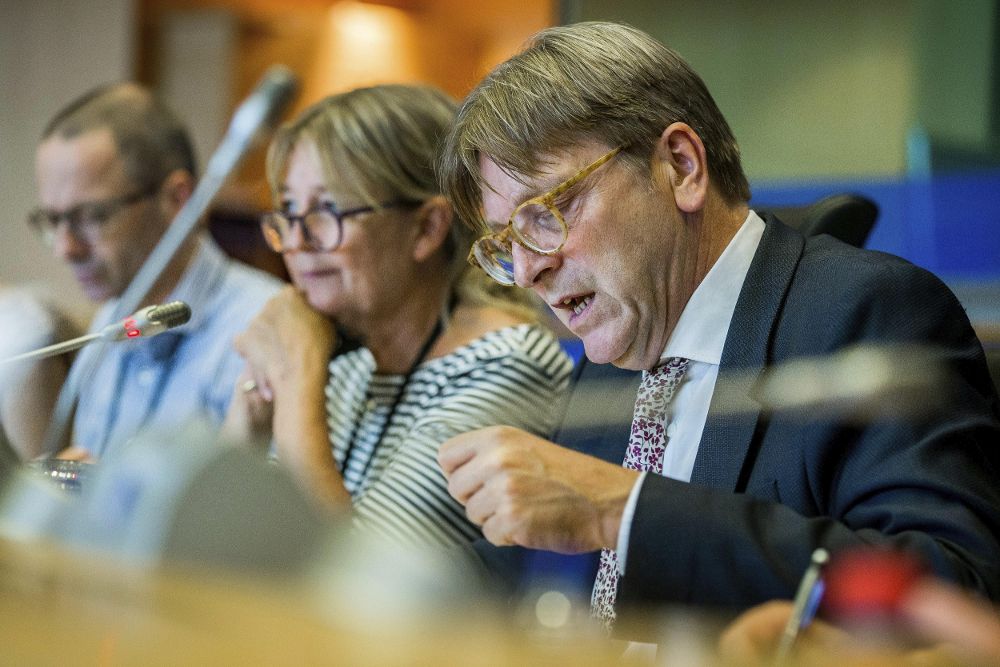 El negociador del Parlamento Europeo (PE) para el "brexit", Guy Verhofstadt, habla durante el debate con los eurodiputados de la Comisión de Empleo.