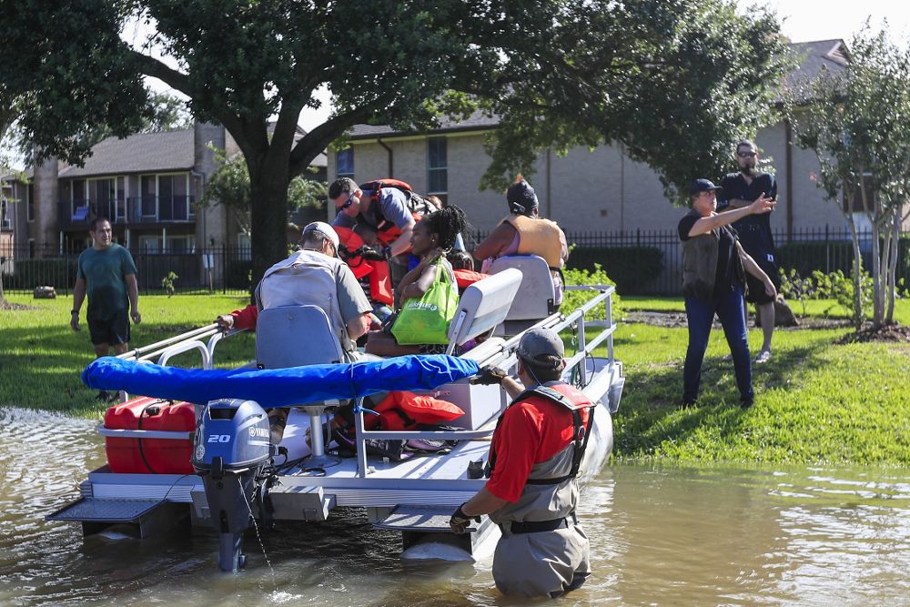 Varios residentes son evacuados por las inundaciones de la crecida del río Buffalo Bayou debido al huracán Harvey en Houston, en el estado de Texas.