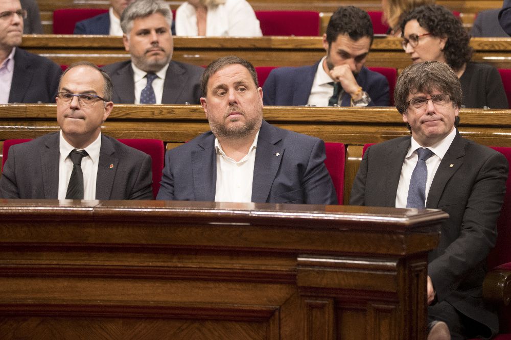 El presidente de la Generalitat, Carles Puigdemont (d), su vicepresidente, Oriol Junqueras (c), y el conseller de Presidencia, Jordi Turull (i), en el Parlament de Cataluña.