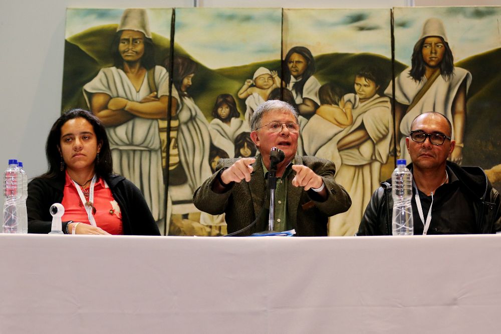 Los integrantes de las FARC-EP (i-d) Victoria Nariño, Rodrigo Granda y Luis Garcé en una rueda de prensa.