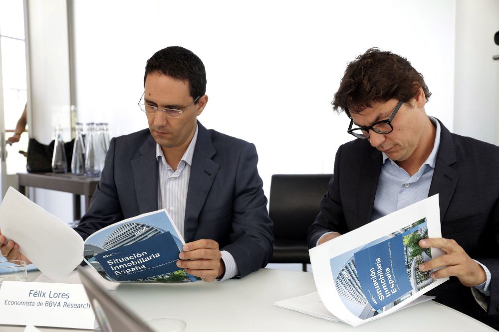 Los economistas del área de Real Estate de BBVA Research, Félix Lores (i) y David Corte.