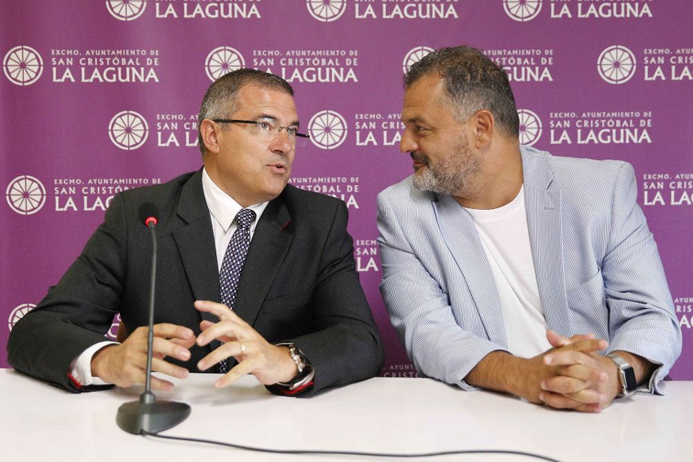 El presidente del Iberostar Tenerife, Félix Hernández (i), conversa con el alcalde de La Laguna, José Alberto Díaz, antes de la recepción que el ayuntamiento ofreció al club aurinegro.