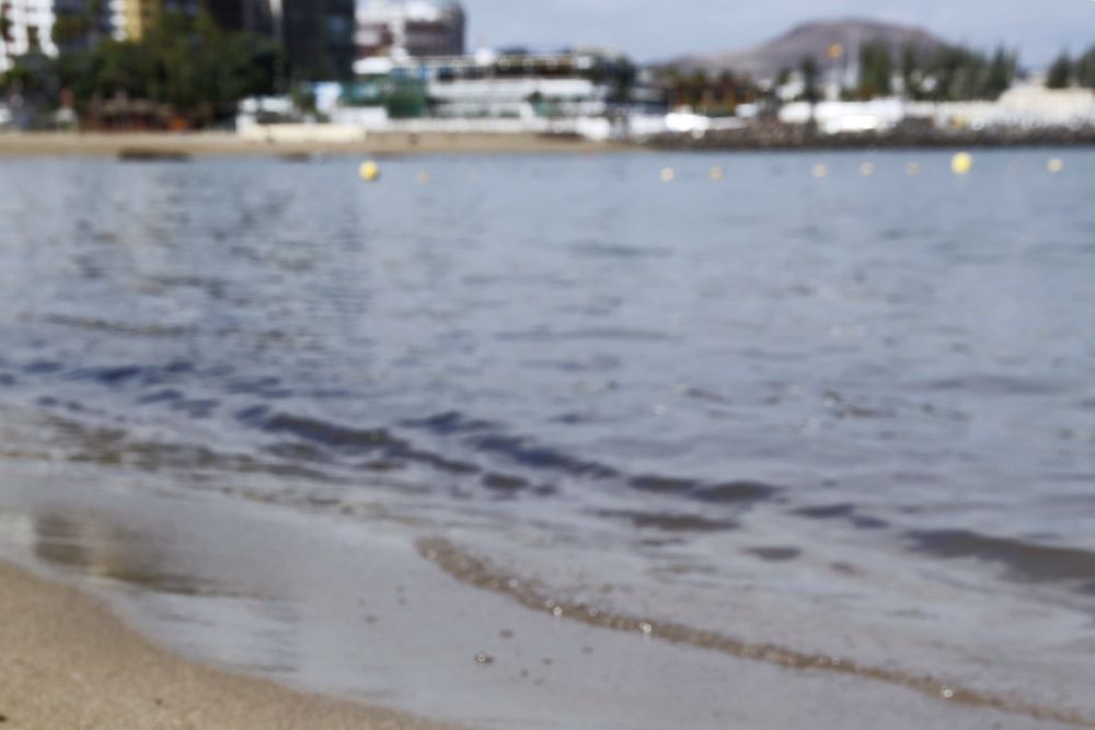 El Ayuntamiento de Las Palmas de Gran Canaria ha decretado hoy temporalmente la prohibición al baño en la playa de Alcaravaneras tras detectar restos de contaminación de combustible en sus aguas. En la imagen, mancha de los restos de combustible que quedan a la orilla de la playa.