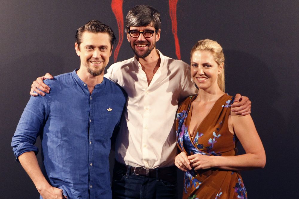El director argentino de la nueva adaptación cinematografíca de la novela de Stephen King 'IT', Andrés Muschietti (i), posa junto a su hermana Barbara Muschietti, que ha participado en la producción, y el actor español Javier Botet.